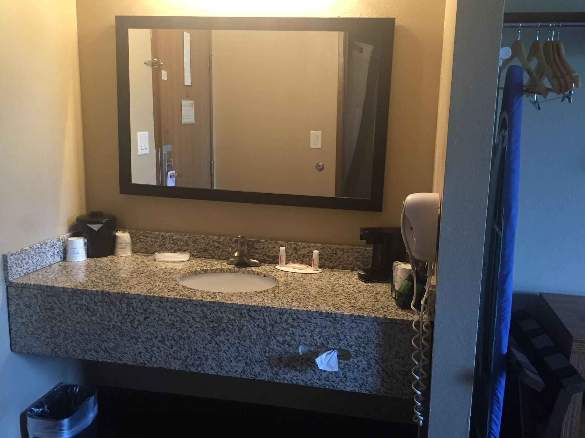 Super 8 By Wyndham Louisville Airport Экстерьер фото