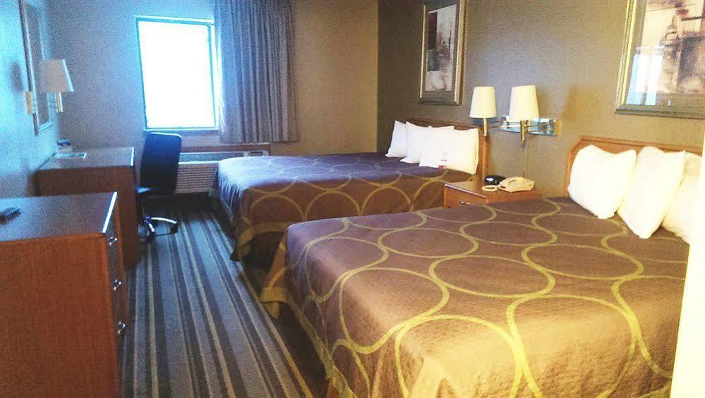 Super 8 By Wyndham Louisville Airport Экстерьер фото